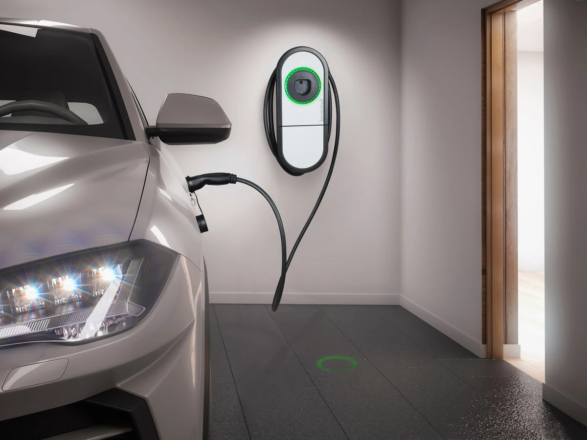 Vehículo eléctrico conectado a un wallbox doméstico contemporáneo